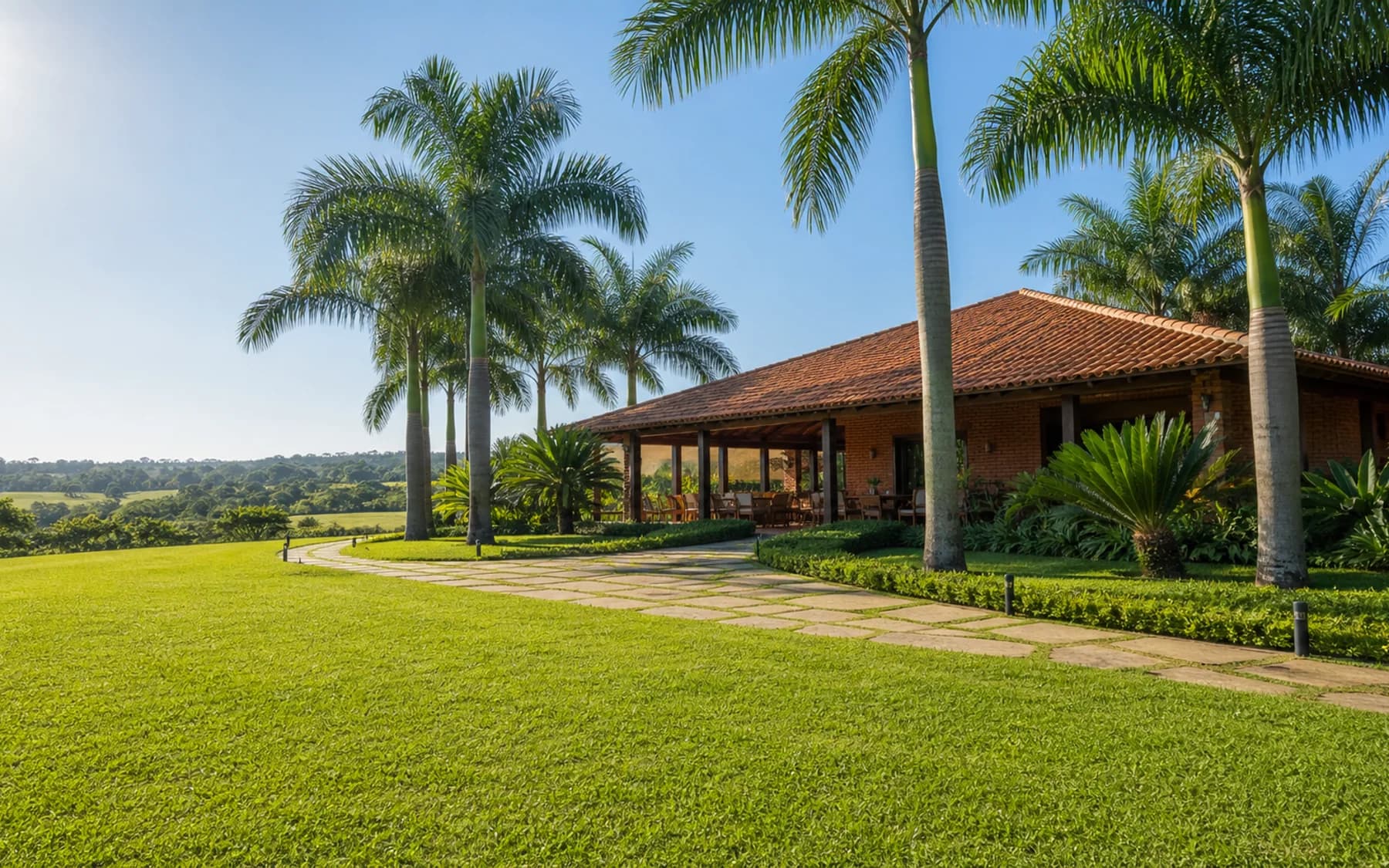 Gramado e jardim premium valorizando a fachada de uma chácara